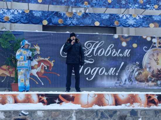 
                Сегодня на городской площади Победы в Центральном микрорайоне состоялось театрализованное представление «Чудеса у новогодней ёлки»                