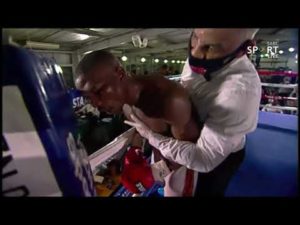 В Африке боксер по ходу боя начал наносить удары по воздуху. Видео :: Единоборства :: РБК Спорт