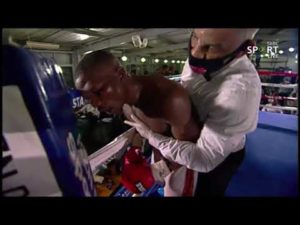 Начавший во время боя наносить удары по воздуху боксер умер в Африке :: Единоборства :: РБК Спорт