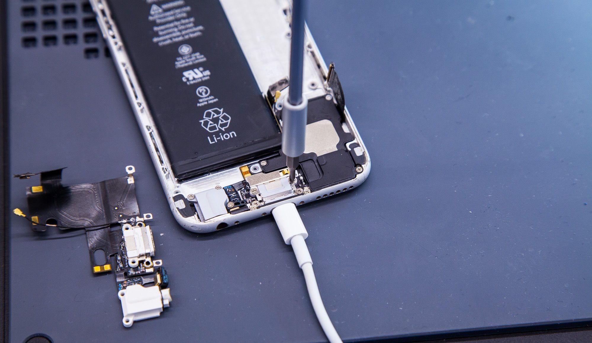 Как исправить порт зарядки на iPhone?