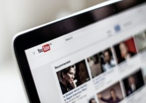 YouTube активно распространяет теории заговора