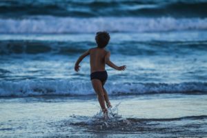 Почему детей полезно возить к морю