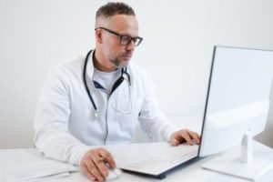 В США больницы стали взимать плату за ответы врачей на электронные письма пациентов