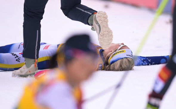 Фрида Карлссон потеряла сознание на финише «Тур де Ски». Ее унесли на носилках :: Другие :: РБК Спорт